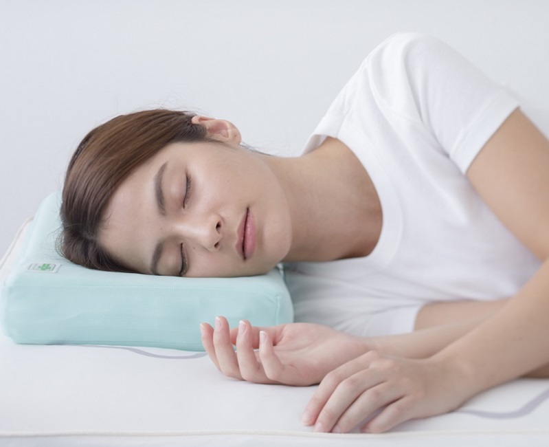 首が痛くて右向きにしか眠れない方は枕の調節により寝返りが打てるようになります オーダーメイド枕の山田朱織枕研究所