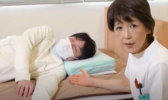 巻き肩を治すいい寝方や枕はありますか オーダーメイド枕の山田朱織枕研究所