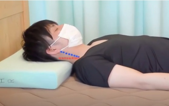 仰向け時、首の角度15度になる枕の高さを確認する方法を解説