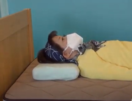 家族で整形外科枕ドクターズピローの枕計測を実演
