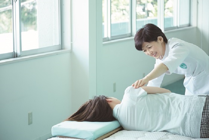 山田朱織医師が最高級オーダーメイド枕を計測